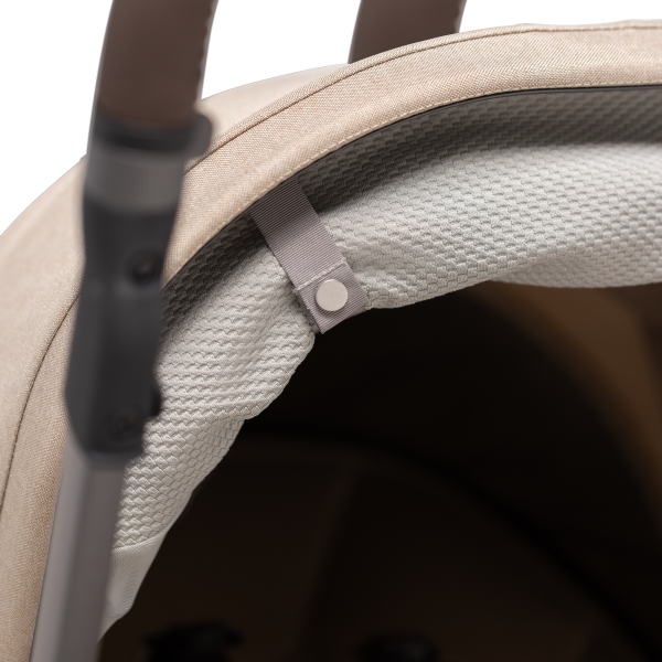   Öglor för att fästa solskyddet när det inte används.