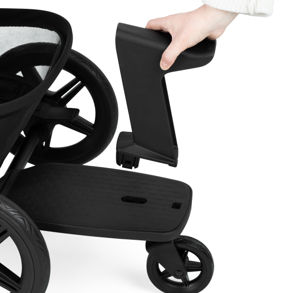 Vous d&eacute;cidez si votre enfant se tient debout ou s&rsquo;assoit sur la planche &agrave; roulettes. Faites ce qui vous convient le mieux&nbsp;!