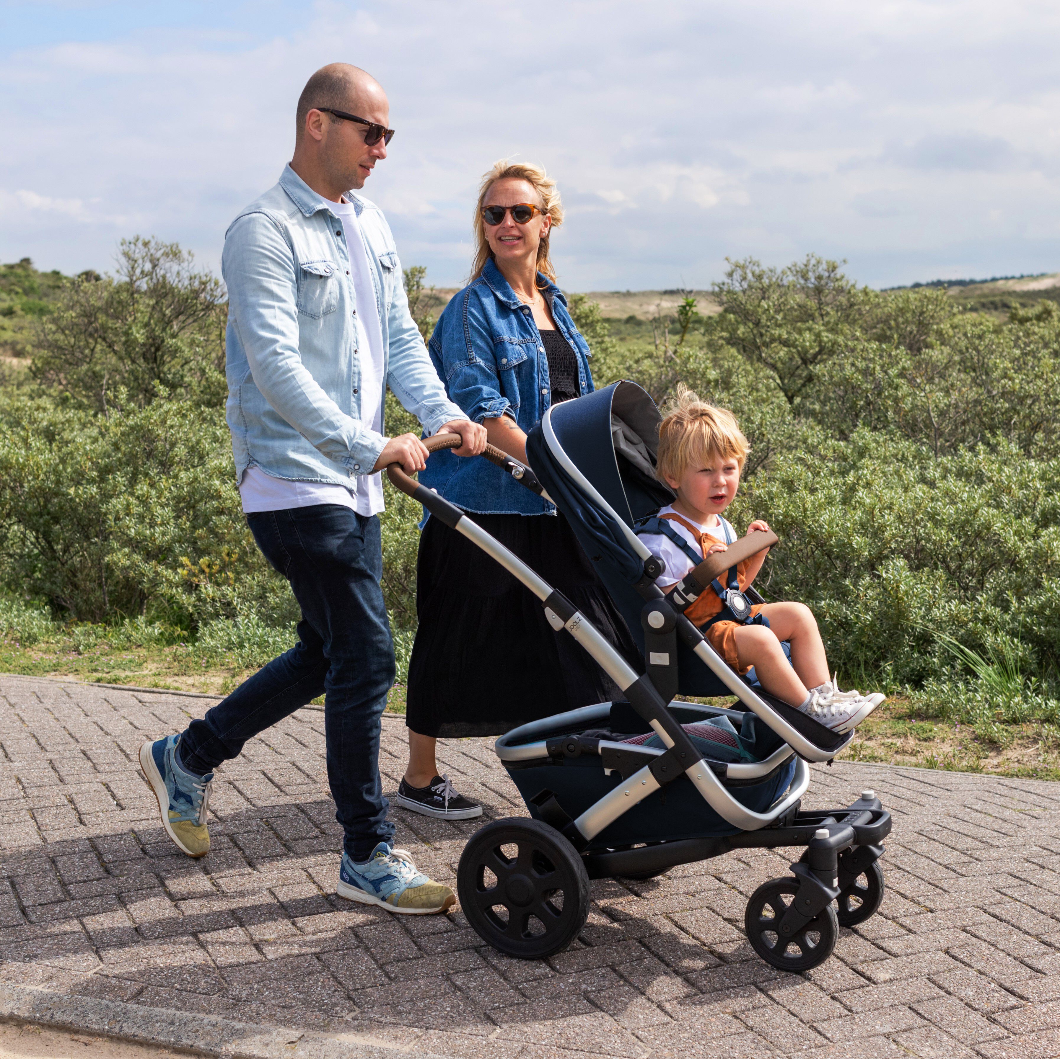 Family walking with the Geo2 in nature 